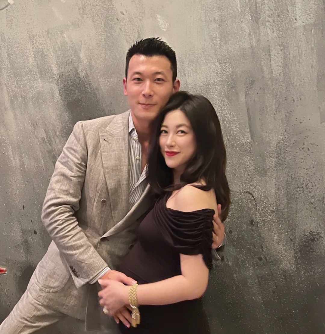 朱珠挺孕肚现身电视剧活动,朱珠亮相穿价值3万睡衣遮孕肚