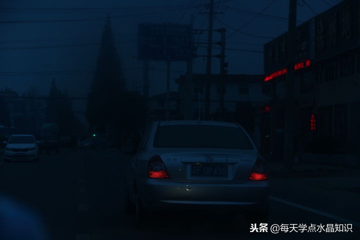 摸黑赶水晶原料交易早市去晚一晚人影都找着了