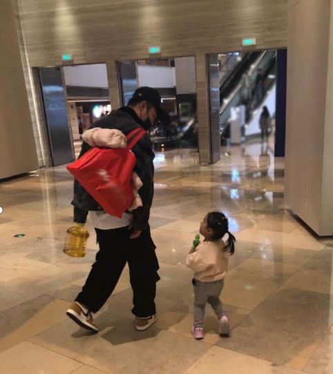 陈赫晒萌宝吐槽女儿身材反被嫌弃,和陈赫合影的小孩儿