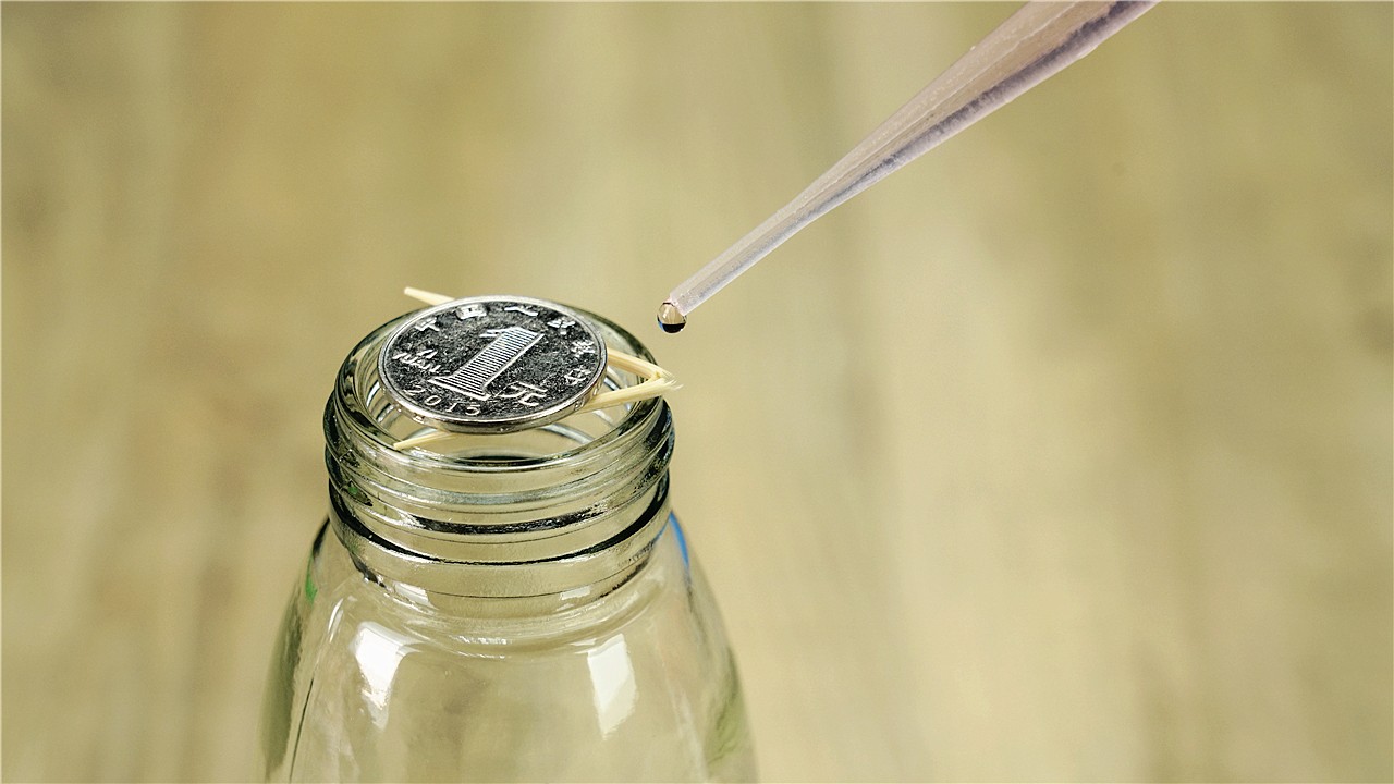 一枚硬币的命运,滴了一滴水在他头上会死吗