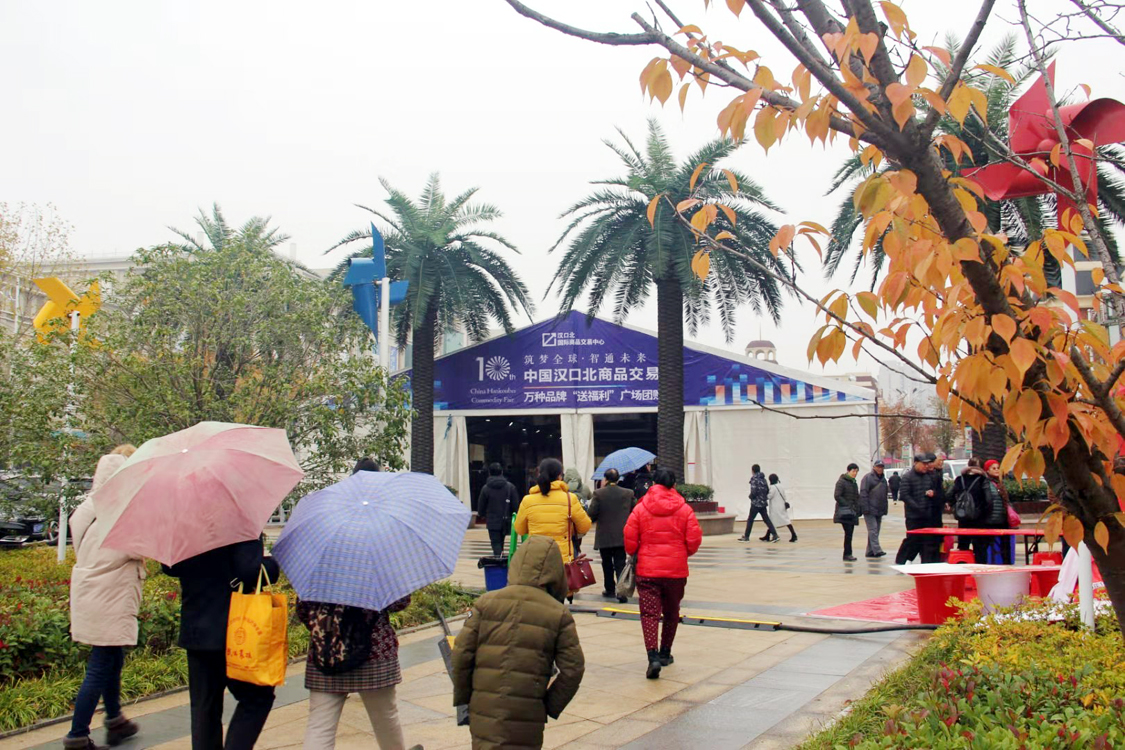 大批武汉市民汉口北体验万种品牌团购，抢特惠品牌服装、品美食