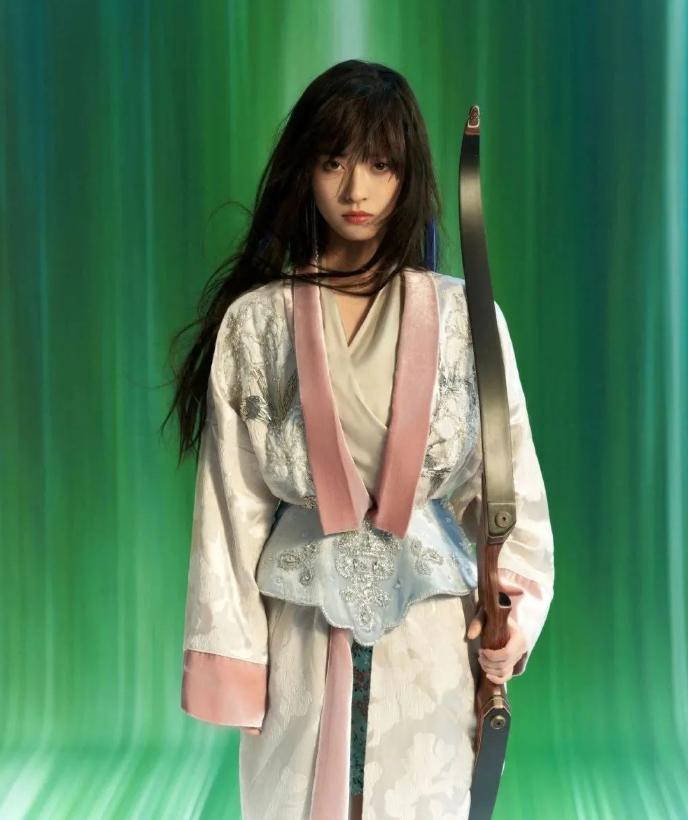 大佬力捧多年没火，“人间富贵花”如今居然凭借几套衣服出圈了？