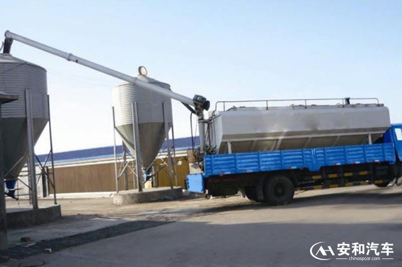 三轴散装饲料运输车哪家最好,散装饲料运输车多少钱一台