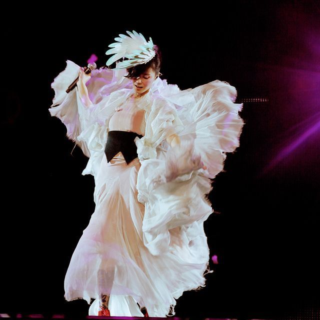 王菲的穿搭一直充满成熟的气息,王菲当年的穿搭真是越品越时髦