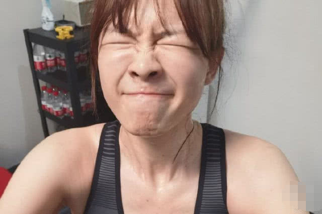 李艾的儿子小灯泡,李艾老公晒娃父子同框儿子超可爱