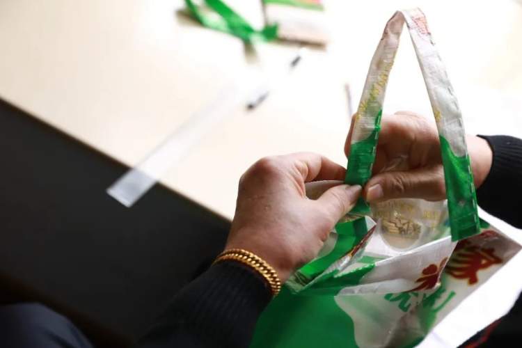 嘉定78岁爷叔巧手缝纫，旧米袋变身环保袋