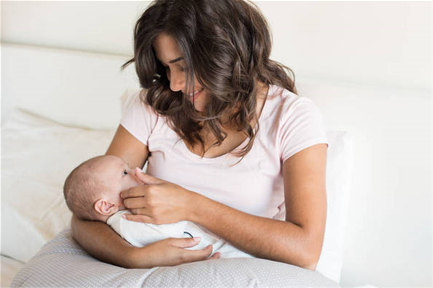 宝宝总是吐奶怎么避免,宝宝总溢奶过度喂养怎么办