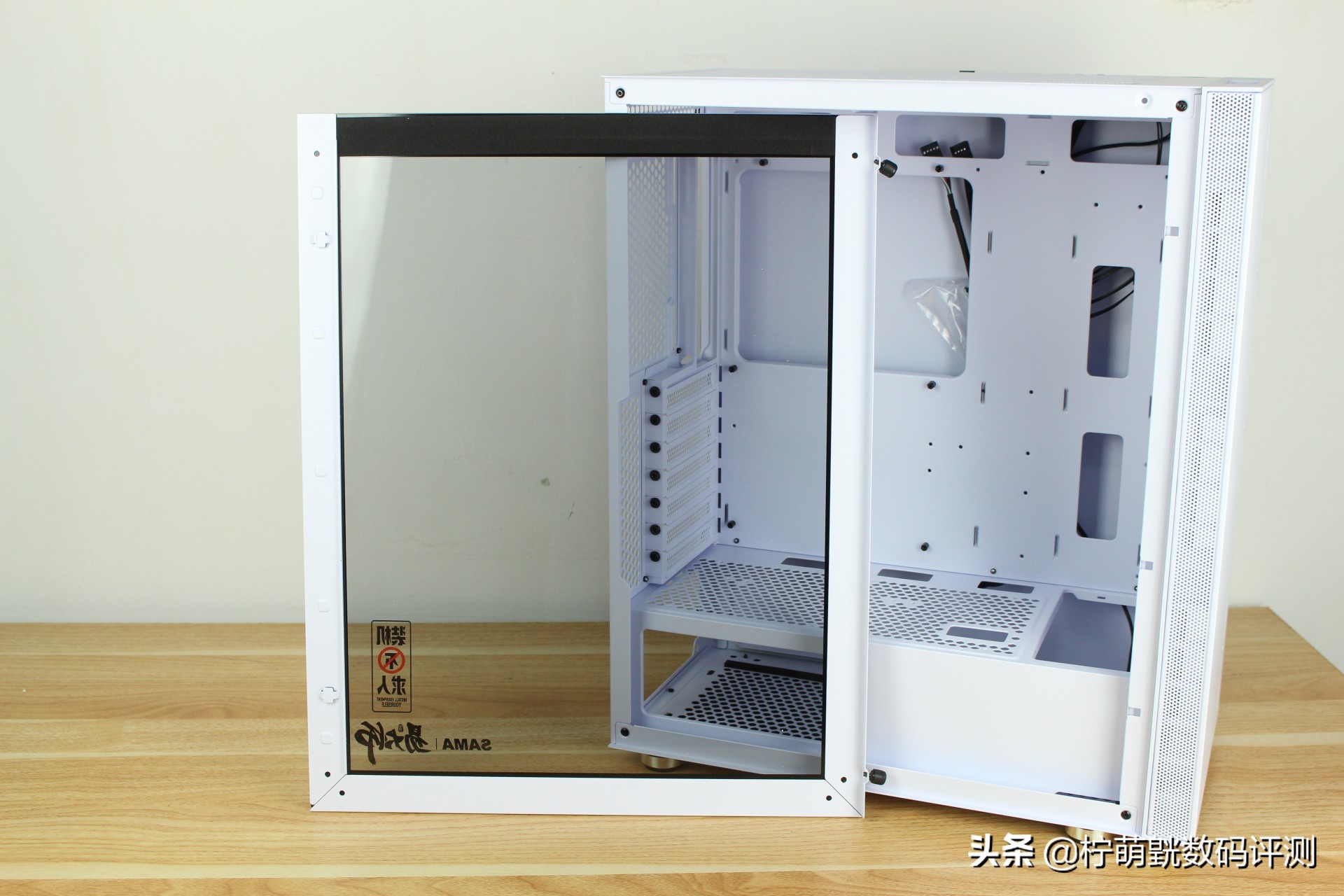 神光侧透不单调，畅快装机不求人易大师神光白色版上机体验