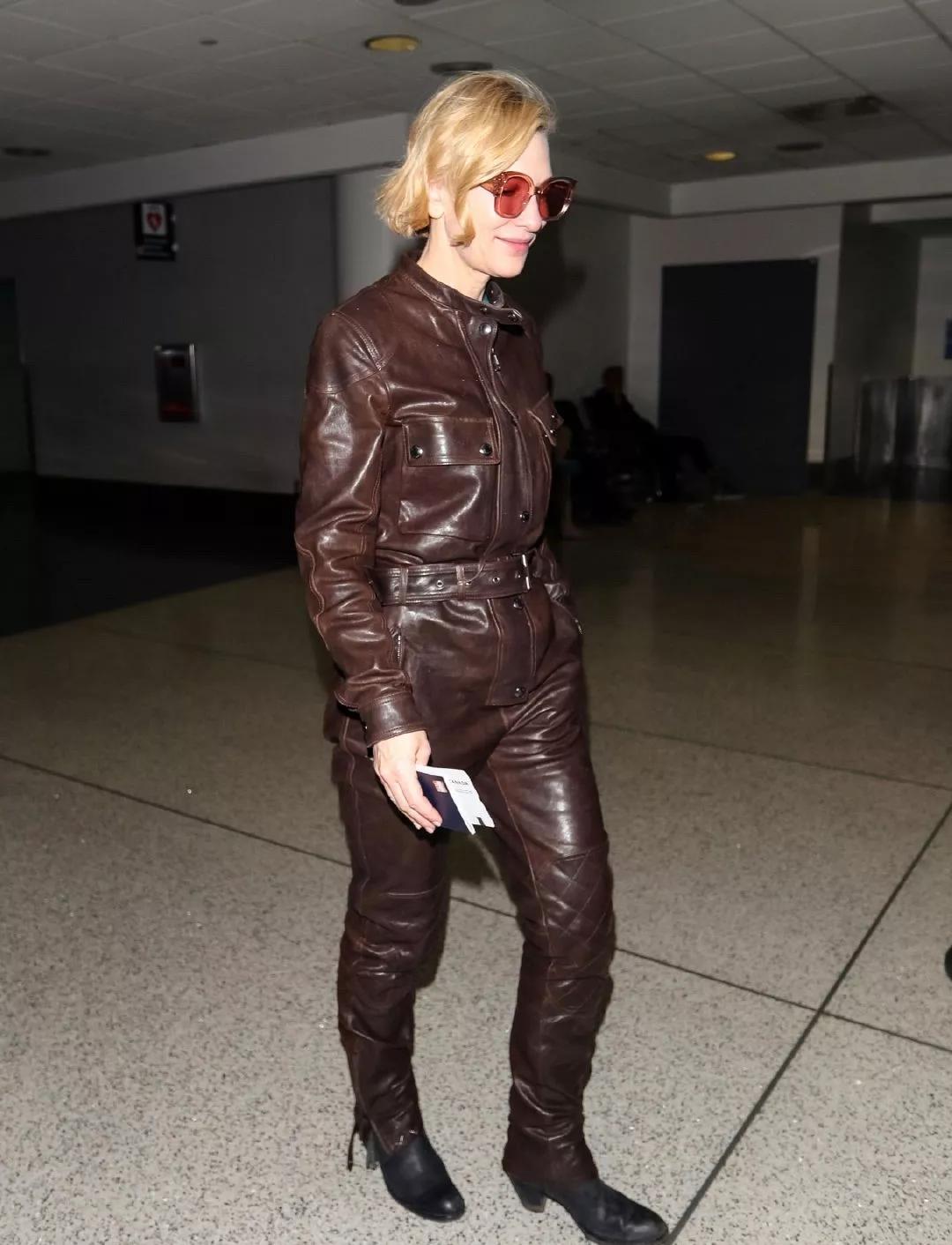 “大魔王”凯特现身机场，一身机车皮衣酷帅有型，50岁独自潇洒