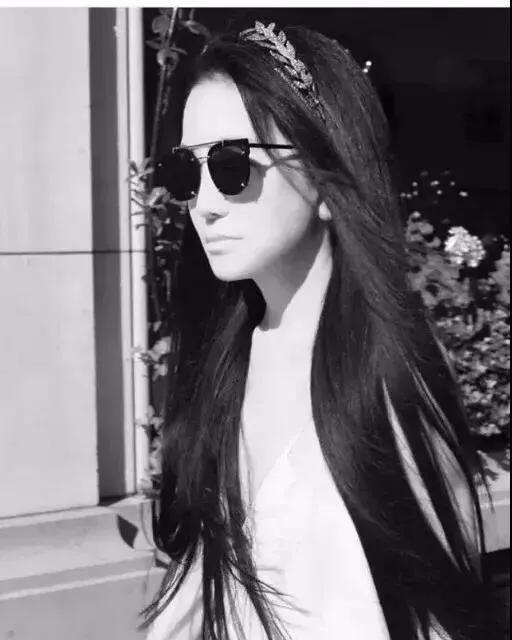 70岁左拥几十亿身家，右拥34岁小鲜肉，堪称邓文迪萧亚轩结合版