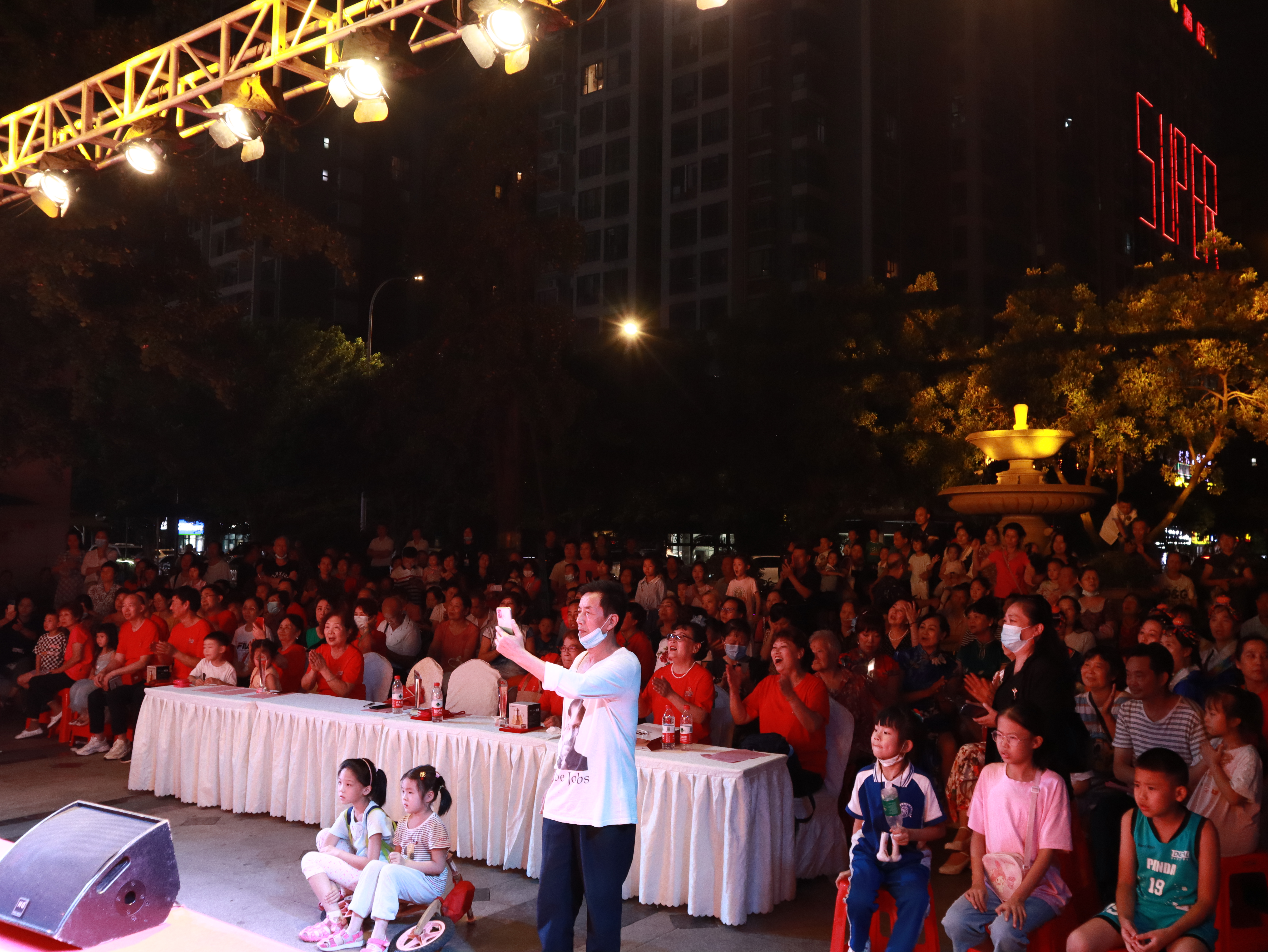 社区居民“全班底”书香花香伴心香——丽都花园社区“*党**建百年丽都风华”活动赢得居民交口称赞