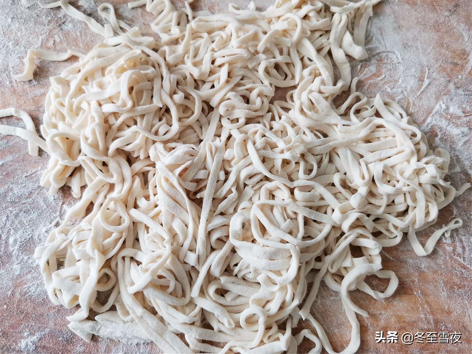 怎么样做面条柔软又劲道,自己在家擀面条怎么做筋道好吃