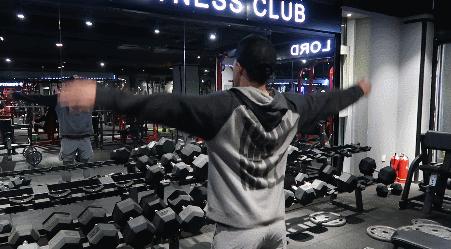 经常抬手工作,增加肩袖肌群稳定的训练