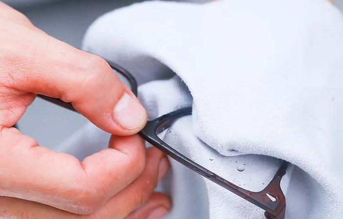 如何修复眼镜刮痕,眼镜划痕修复最佳方法