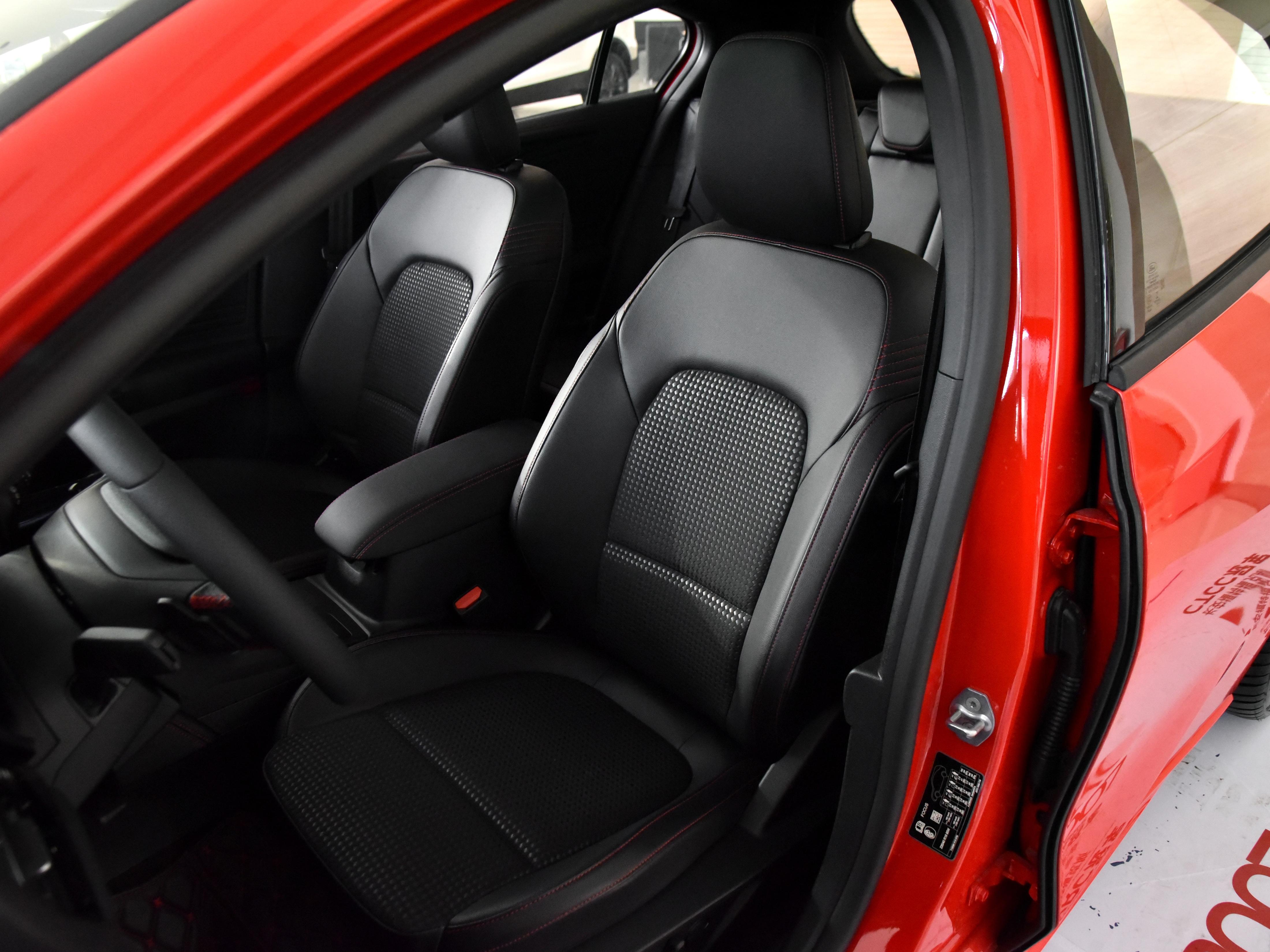 除了动力，品质不输本田思域，实惠的合资轿车，福特福克斯