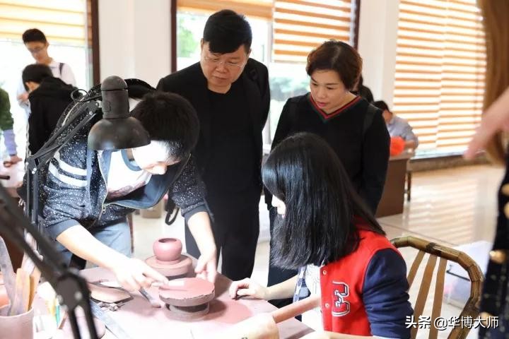 南京外国语学校师生家长一行欢聚华博紫砂园园主熊正根热情接待！