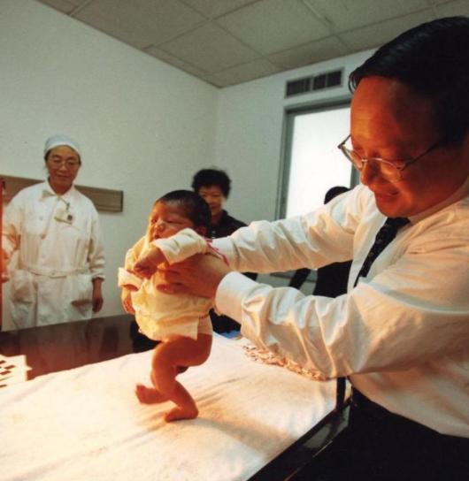 新生儿量体温多少度是正常的,新生儿量体温多少度正常