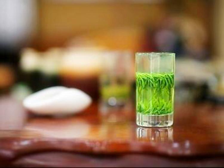 读书品茶香听雨悟人生,闲时看看书品茶是人生最大的享受