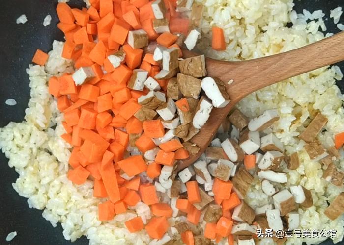 冷冻什锦虾仁蛋炒饭,懒人简单美食系列番茄虾仁炒饭