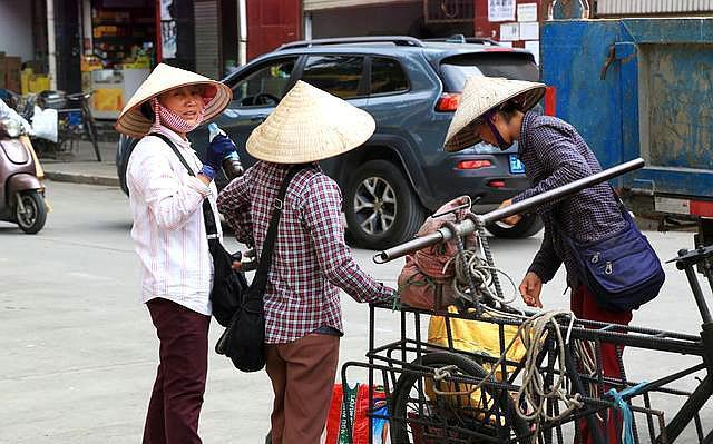 越南街头吸引女游客,与越南一河之隔的边界