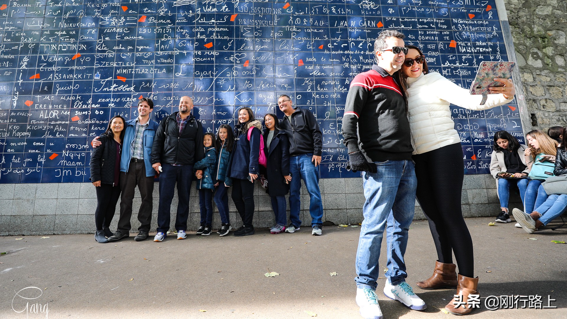 用全世界的语言说爱你的巴黎爱墙，你可曾向最爱的她表白过