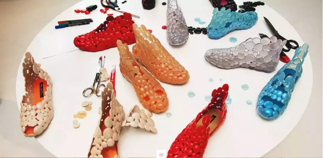 凯瑞姆、扎哈都有为梅丽莎设计过塑料鞋？没错，而且还怪好看的！