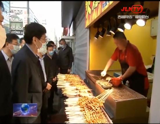 美女摆地摊卖牛奶赚百万,女子摆地摊年入百万