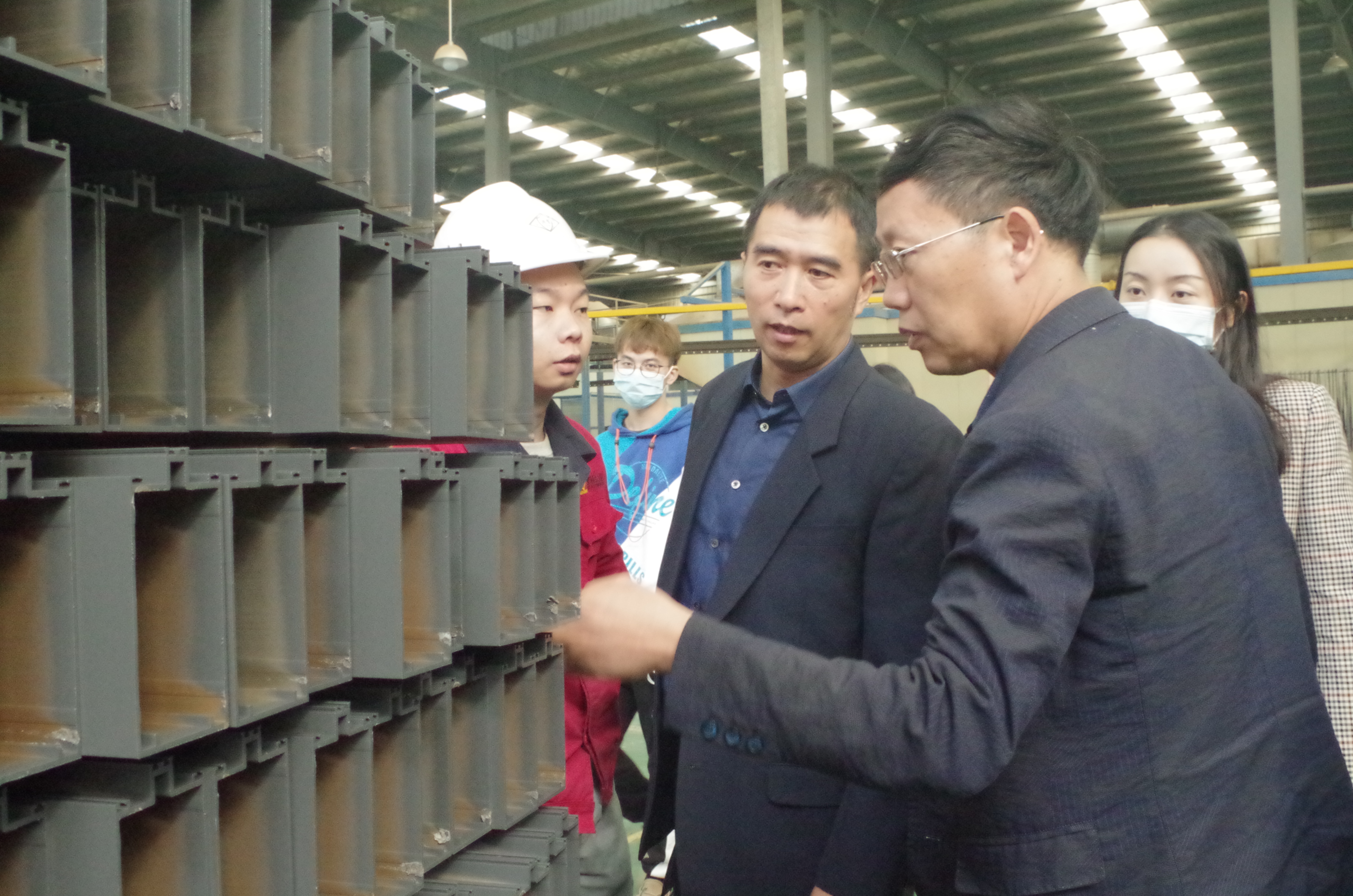 金秋十月，民大学子探访亨威铝业生产基地
