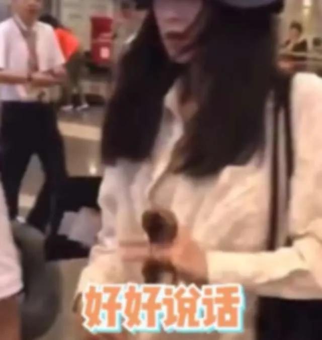 张含韵穿短裙现身,张含韵穿黑裙子