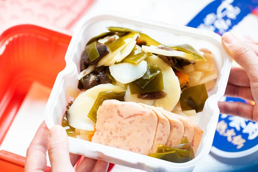 在李佳琪直播间买零食，是个划算的选择吗？