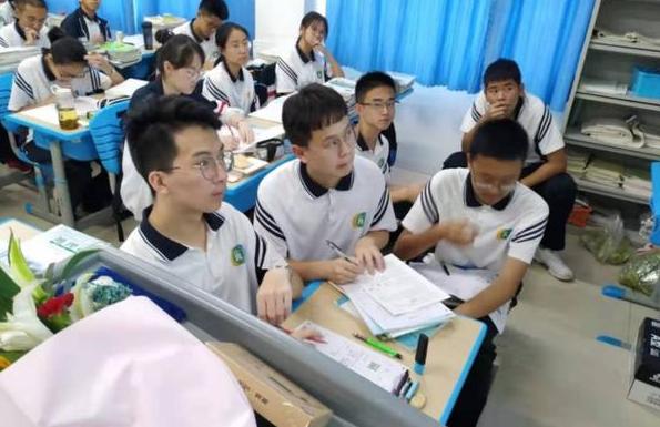 年轻女老师训话00后学生,年轻女教师训00后学生