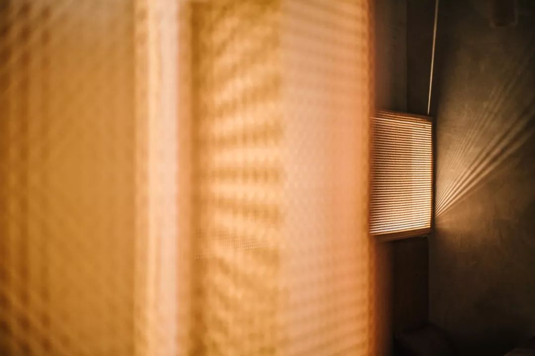 在110㎡空间里创造了两个世界，成都这个酒吧允许你上班时饮酒