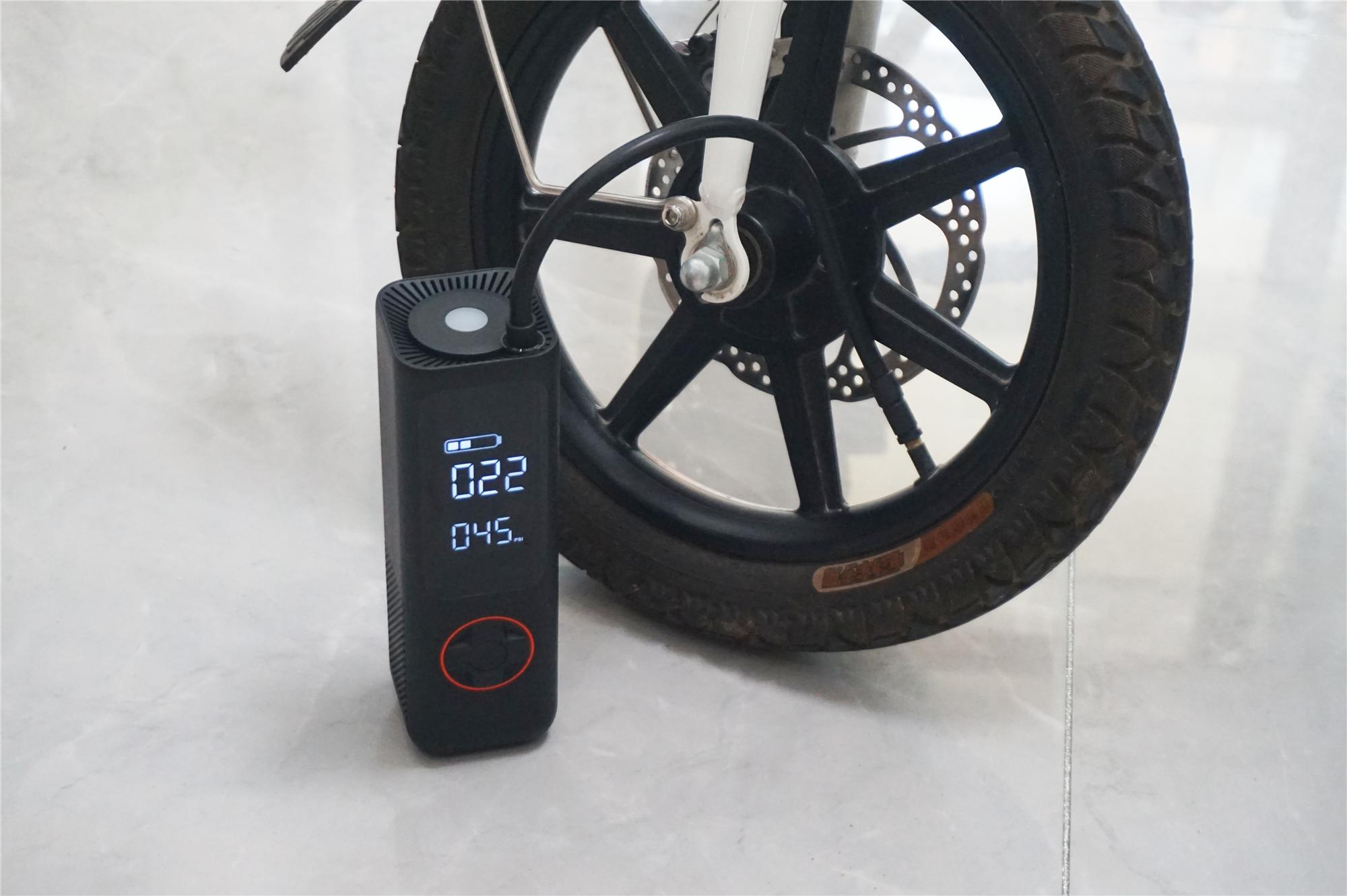 开车遇到轮胎不够气,骑车路过电动车没气帮忙打气