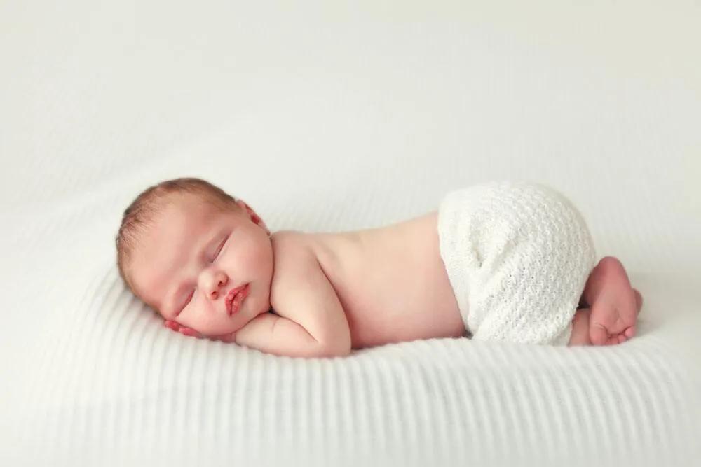 吐奶、呛奶、溢奶的鉴别，附解决办法