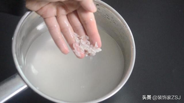 一周地板不沾灰实用拖地小妙招,清水拖地教你一招地板不留灰方法