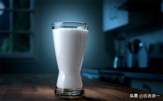 晚上喝牛奶的十大禁忌,晚上喝牛奶的危害牙齿
