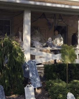 为过万圣节把房子改成鬼屋吓坏数千人，幸好我和这个老哥不是邻居