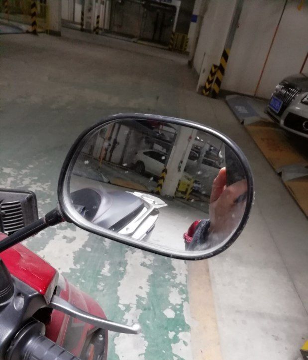 提贝纳利银刃250，售价2万3，刹车疲软，提速如绵羊，后视镜缩水