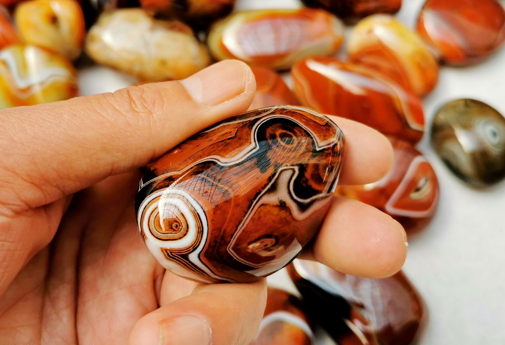 阜新缠丝玛瑙手串价格,阜新天然玛瑙红色磨砂缠丝散珠