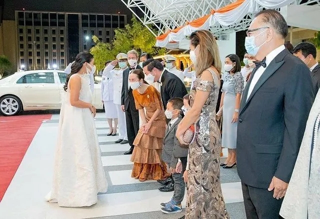 还是泰国华裔富婆潇洒!穿花裙亮相比花儿美,拒绝泰王求爱真明智