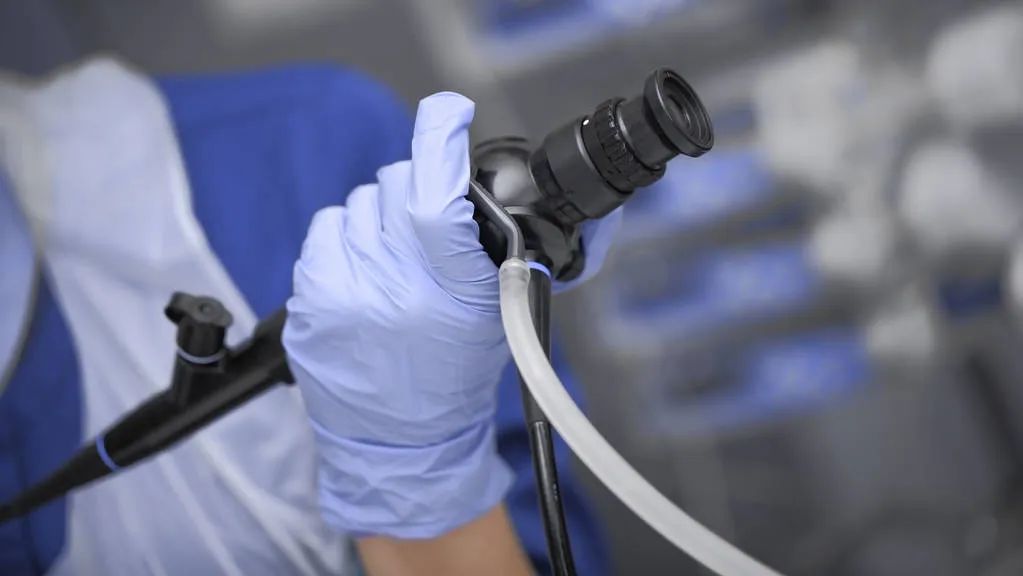 左眼突然看不见东西了已经一天了,左眼突然看不见两分钟后又看清了