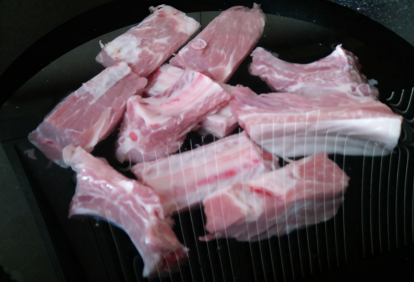 炖排骨时不要直接焯水,炖排骨别直接焯水