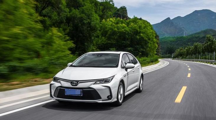 油耗4.1L/100km，车身结实还难开坏，遮风挡雨又实用，解读卡罗拉