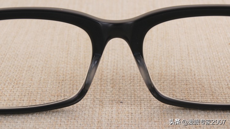 板材眼镜鼻托掉了怎么配,板材眼镜鼻托如何卸下来