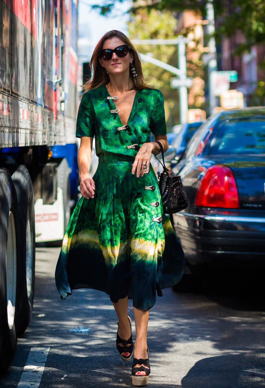 女人50岁后别穿这三种鞋了,50岁女人不要总是穿裙子