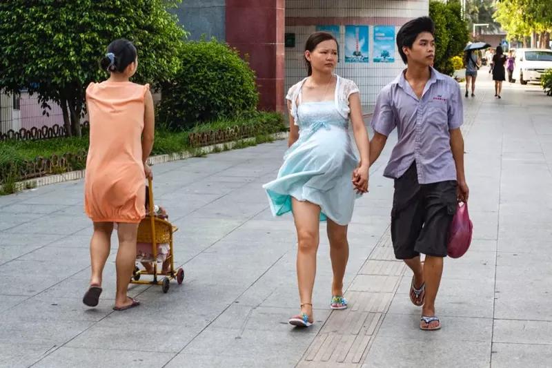 他用20年，拍下了流水线上的一代“打工人”