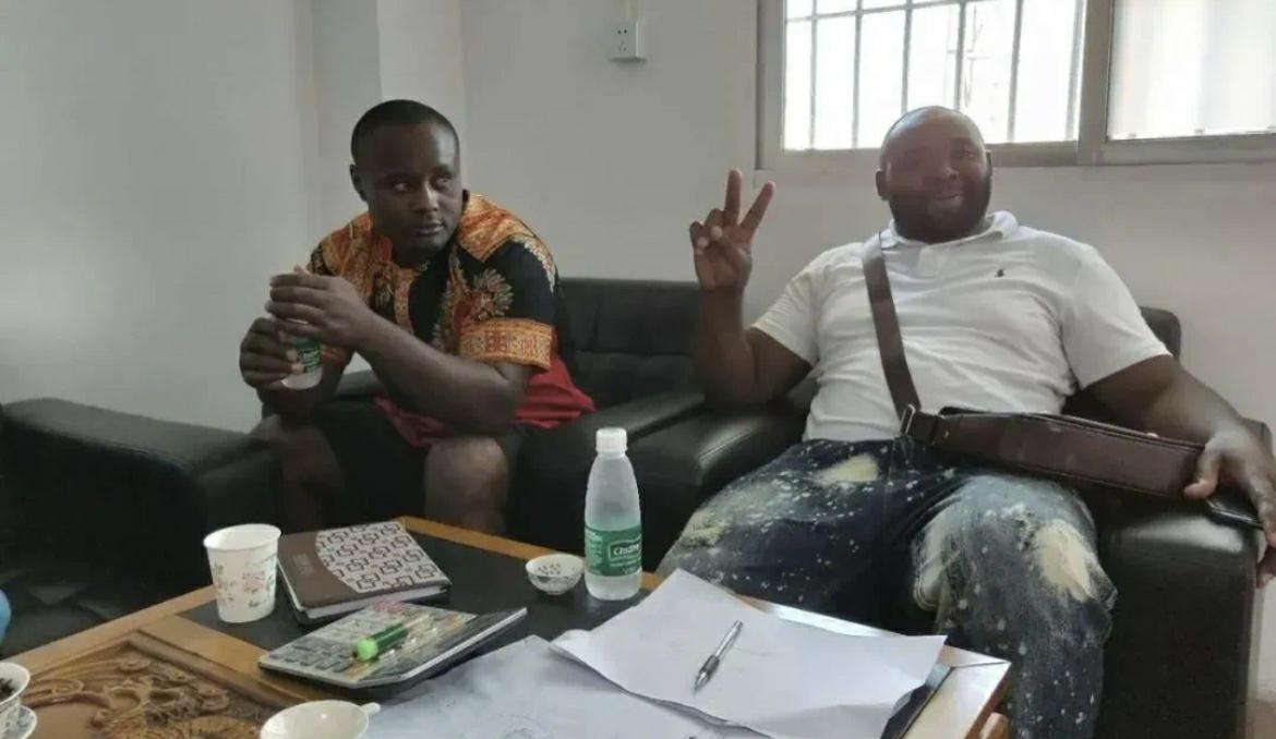 石家庄4000平米仓库里堆满了二手衣物：旧衣成吨出口非洲，在二手市场仅售几元