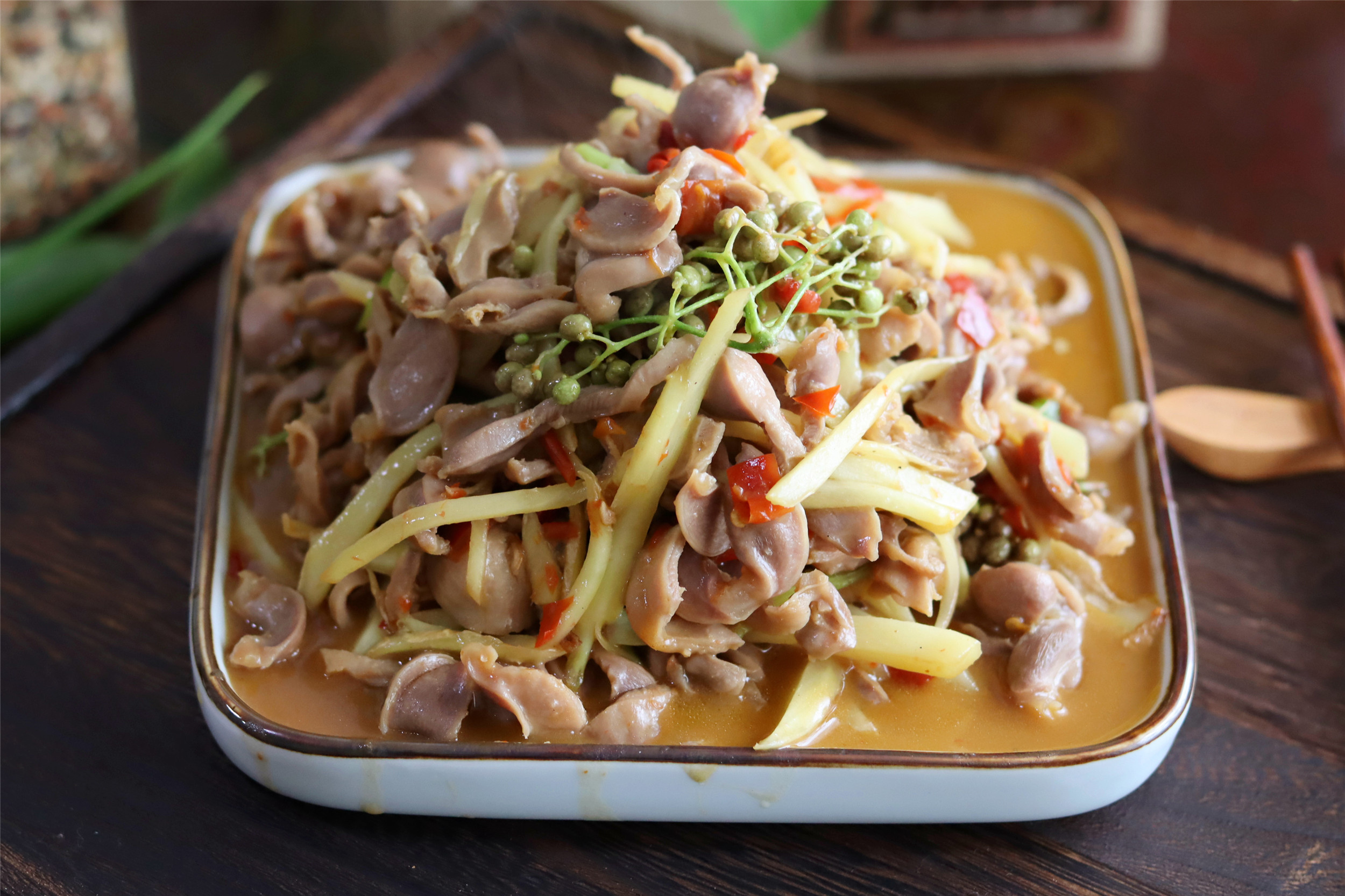 仔姜泡椒炒鸡胗,鸡胗跟什么炒都好吃