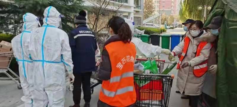 战疫一线党旗红志愿服务暖人心,战疫一线党旗别样红