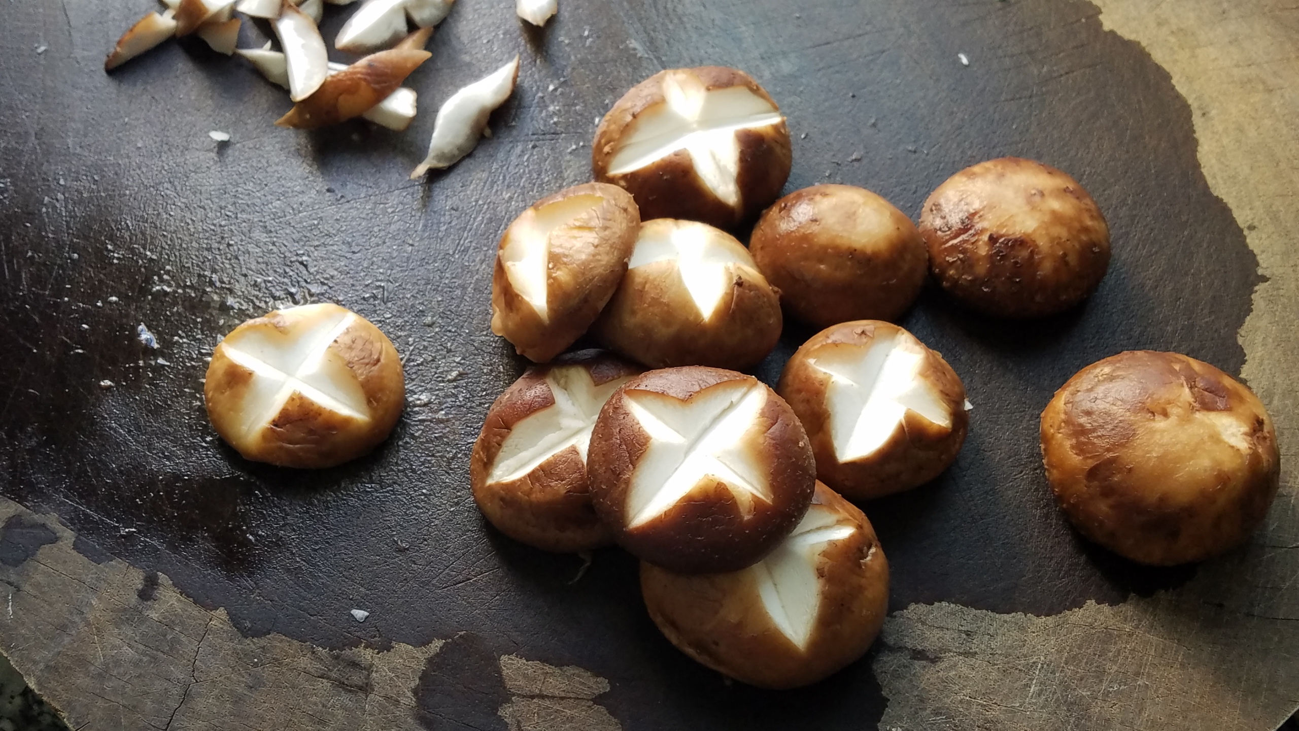 炒香菇炖鸡家常做法,炒香菇家常做法要不要焯水